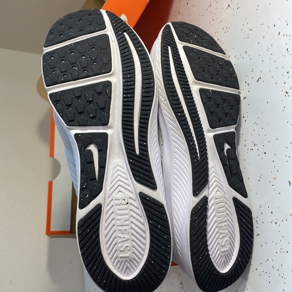 Nike tennis shoes - Picture 7 of 11